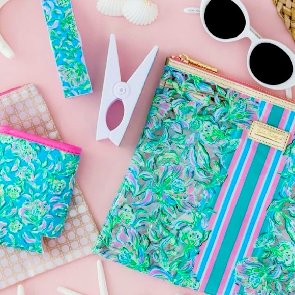 Lily Pulitzer Beach Day Pouch! ✨ - Picture 2 of 8
